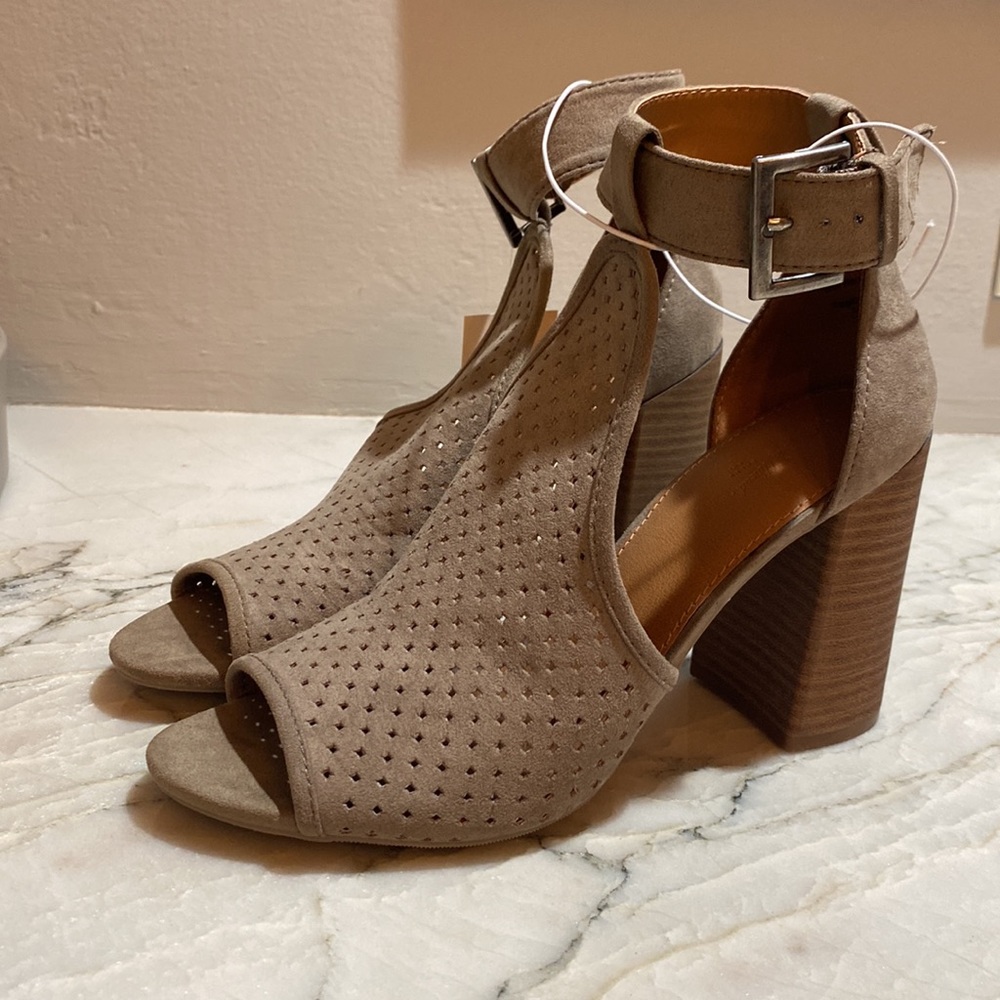 Universal Thread Peep Toe Taupe Sandals Size 7